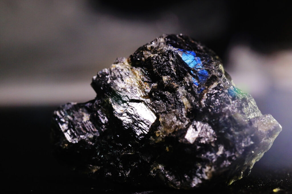 spektroliitti hautakivi